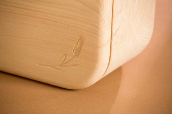 Details Brotbehälter aus Zirbenholz