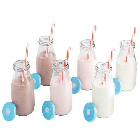 Milchflaschen mit Strohhalm